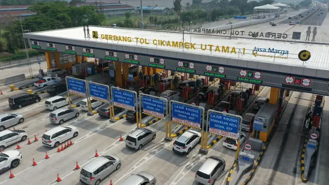 Gerbang Tol Cikampek Utama 1. Jasa Marga mencatat 342.016 kendaraan kembali ke wilayah Jabotabek pada Sabtu-Minggu, 3-4 Juni 2023. (Dok Jasa Marga)
