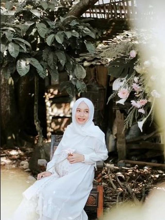 Wanita Ini Lakukan Maternity Shoot di Kandang Ayam, 6 Hasil Fotonya Bikin Takjub
