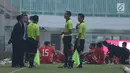 Wasit Mustafa Umarella (kedua kanan) berbincang dengan pengawas pertandingan saat laga Bahrain melawan Korea Utara dihentikan akibat lampu mati pada  PSSI Anniversary Cup 2018 di Stadion Pakansari, Kab Bogor, Kamis (3/5). (Liputan6.com/Helmi Fithriansyah)