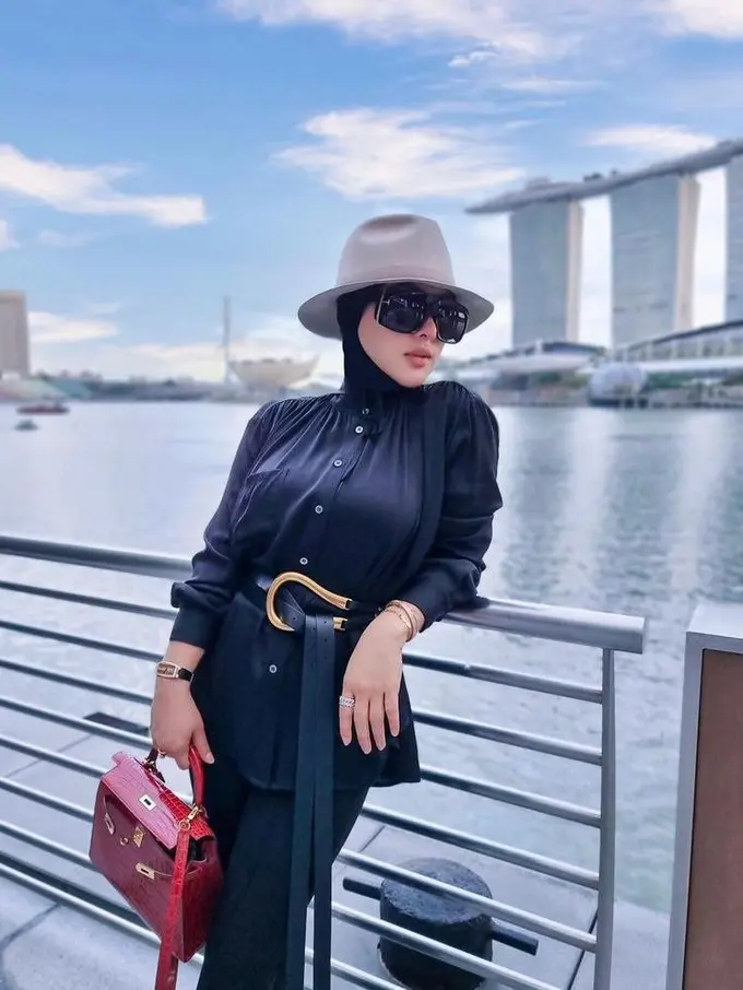 Gaya Glamor Syahrini saat Liburan di Singapura, Tenteng Tas Hermes Seharga Rumah