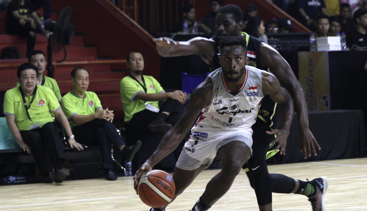 Pemain Stapac Jakarta, Kendal Yancy, berusaha melewati pemain Pacific Caesar Surabaya pada laga semi final IBL ningan, Jakarta, Jumat(8/3). Stapac unggul 872019 di GMSB Ku-66 atas Pacific. (Bola.com/Yoppy Renato)