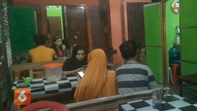 Suasana pembeli mi pedas