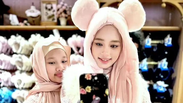 Potret Inara Rusli Ajak Anak Liburan di Disneyland Tokyo. (instagram/mommy_starla)
