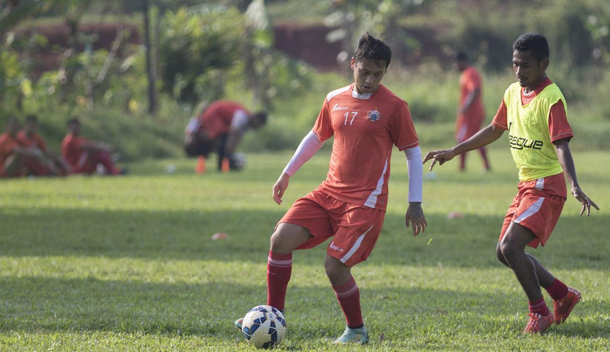 Pemain Persija, Mahadirga Lasut, berusaha melewati Ramdani Lestaluhu, saat berlatih jelang babak 8 besar Piala Jenderal Sudirman di Lapangan Sawangan, Depok, Jawa Barat, Senin (7/12/2015). (Bola.com/Vitalis Yogi Trisna) 
