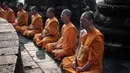 Mereka memanjatkan doa kepada sang Budha atau Parita Buddhanusatti, Dhamanusatti, dan Sanghanusatti. (YASUYOSHI CHIBA/AFP)