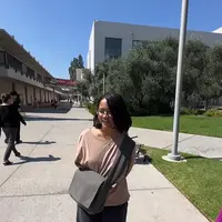 Cinta Kuya anak pasangan Uya Kuya dan Astrid belakangan ini menjadi perbincangan. Seperti diketahui, Cinta sekitar setahun lalu menempuh pendidikan di Amerika Serikat. Meski anak artis kaya, ia masih mau bekerja untuk mencari uang tambahan. Berikut gaya sederhana Cinta di Negeri Paman Sam. [Instagram/cintakuya]