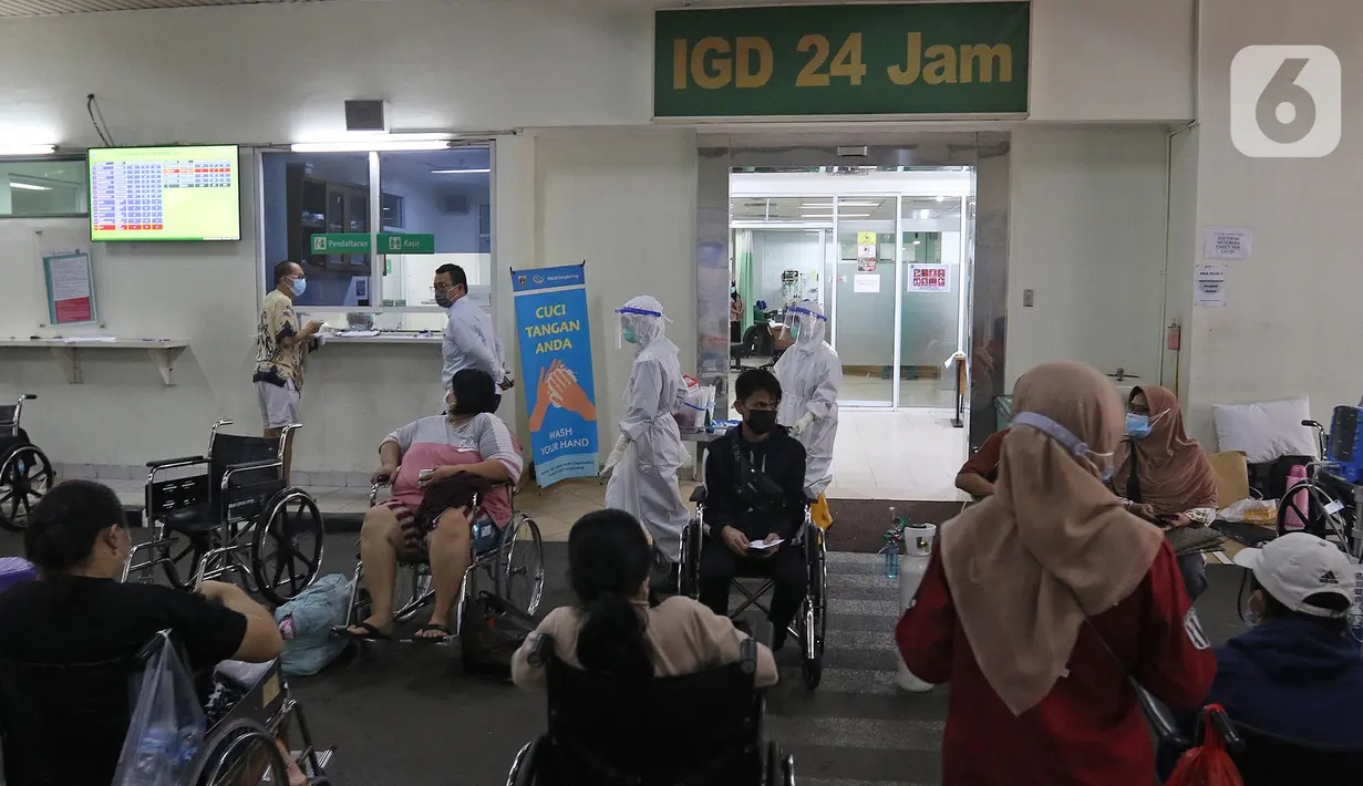 Suasana IGD RSUD Cengkareng, Jakarta, Rabu (23/06/2021). Meningkatnya kasus COVID-19 di Ibu Kota Jakarta dalam beberapa hari terakhir mengakibatkan rumah sakit kewalahan. (Liputan6.com/Herman Zakharia)