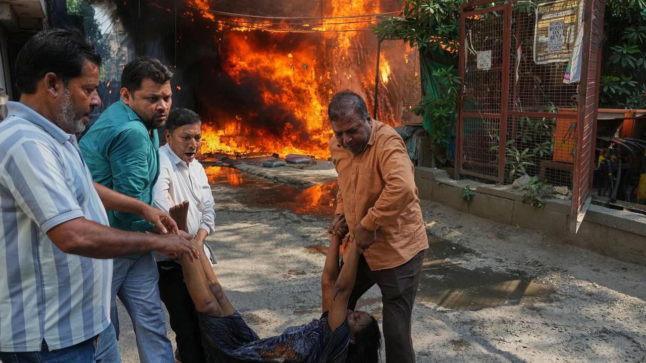 FOTO: Evakuasi Dramatis Korban Kebakaran Hotel di New Delhi