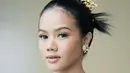 Yura juga tampak cantik dengan aksesori keemasan dengan desain etnik yak menarik.   [Foto: Instagram/ Yura Yunita]