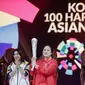 Menko PMK Puan Maharani disaksikan Susi Susanti memegang obor untuk Asian Games 2018 saat peluncuran Torch Asian Games dalam konser 100 Hari Menuju Asian Games 2018 di Studio 6 Emtek, Jakarta, Kamis (10/5). (Liputan6.com/Faizal Fanani)