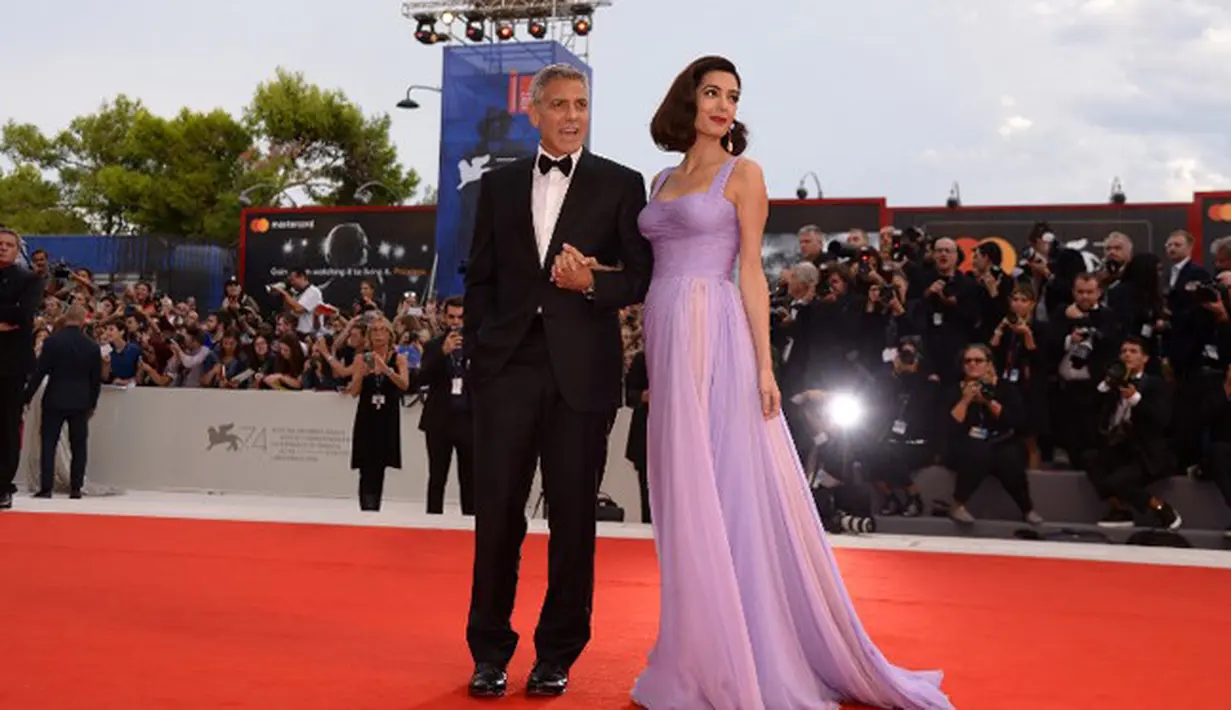 Melansir Ace Showbiz, Rabu (6/9/2017), Amal dan George kembali berlenggang di karpet merah untuk pertama kali, yakni di premiere ‘Suburbicon’ di Venice Film Festival 2017, Sabtu (2/9/2017) di  Venice, Italy. (AFP/Filippo Monteforte