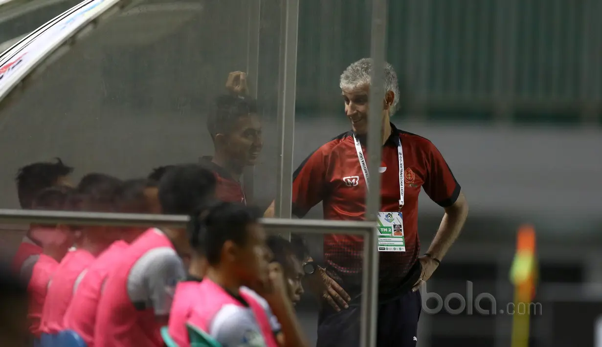 Ivan Kolev berbincang dengan asisten pelatih saat mendampingi PS TNI melawan Perseru Serui pada Liga 1 2017 di Stadion Pakansari, Bogor, Minggu (18/6/2017). PS TNI menang 1-0. (Bola.com/Nicklas Hanoatubun)