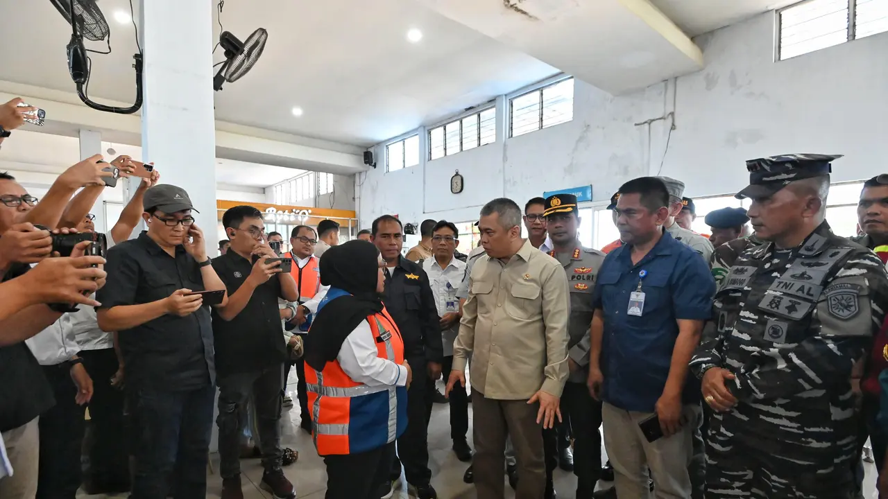 Menteri Perhubungan Dudy Purwagandhi menjenguk langsung korban kebakaran kapal motor atau KM Barcelona 5 di Manado, Sulawesi Utara. (Foto: Kementerian Perhubungan)