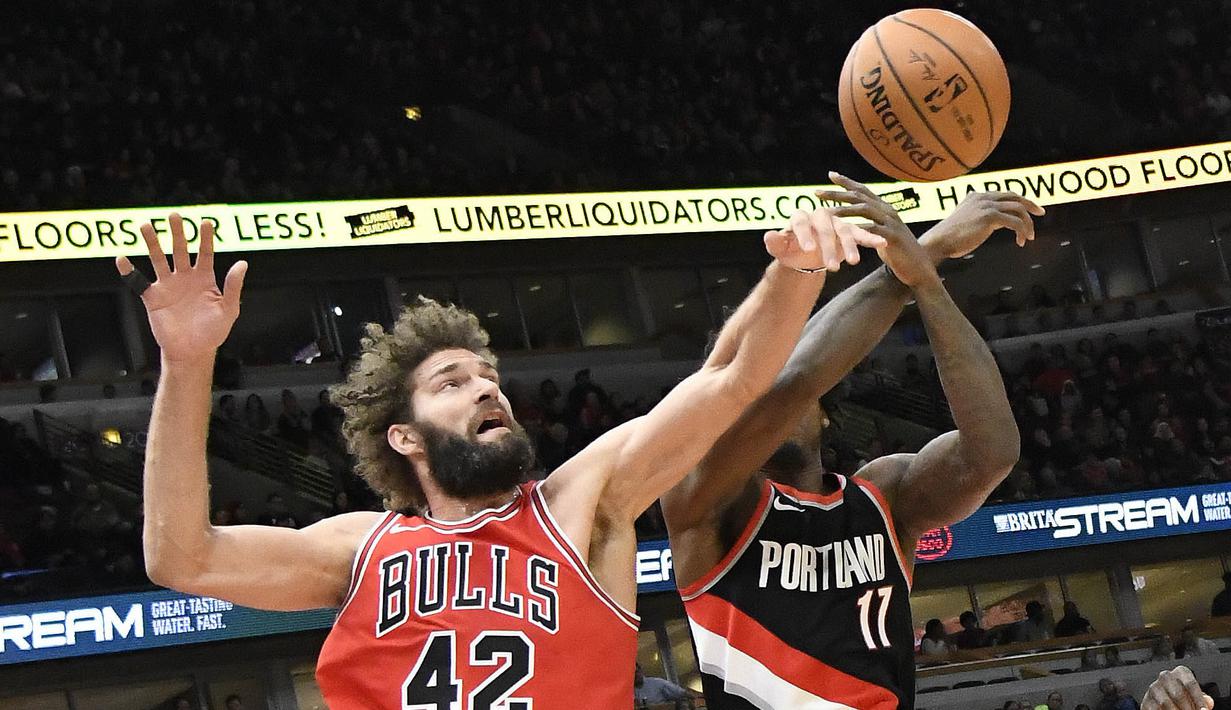 Pebasket Portland Trail Blazers, Ed Davis, berebut bola dengan pebasket Chicago Bulls, Robin Lopez, pada laga NBA di Stadion United Center, Selasa (2/1/2018). Bulls kalah dari Blazers dengan skor 120-124. (AP/David Banks)