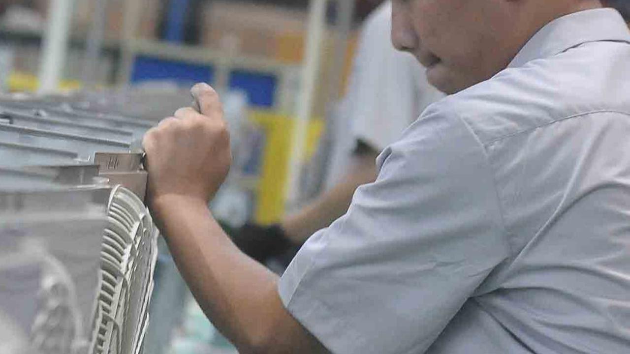 Pabrik AC Sharp yang berdiri di lahan seluas 3,5 hektare ini mengusung konsep ramah lingkungan dengan nilai investasi sebesar Rp582 miliar.<br>