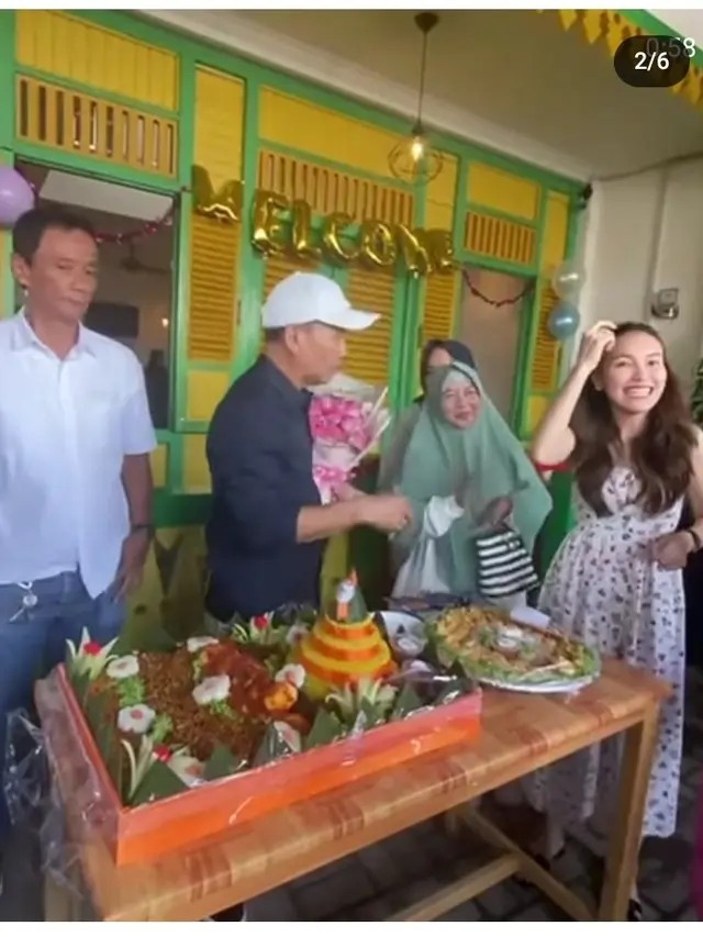 Ayu Ting Ting dukung Ayah Ojak buka usaha kuliner (Foto: instagram ayutingting92/mom_ayting92)