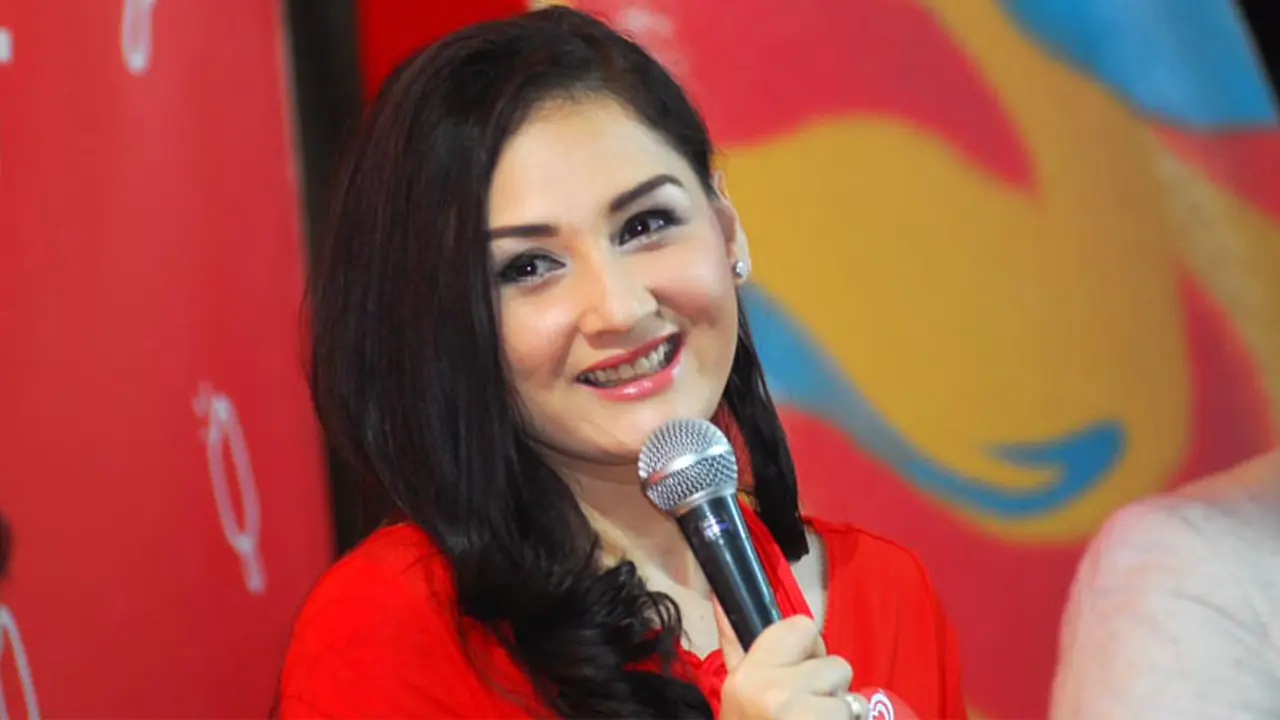Mona Ratuliu dan Giring Nidji Bagi-bagi Ratusan Ribu Es Krim