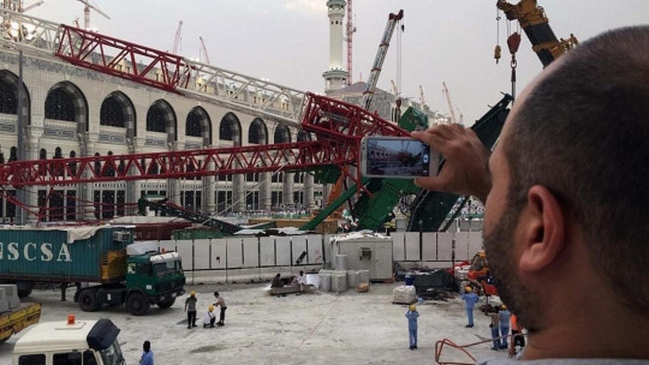 Gaya narsis jemaah haji foto-foto di lokasi crane jatuh