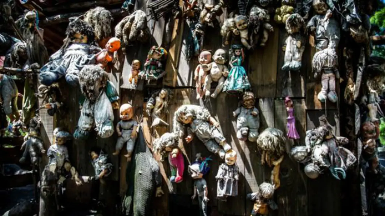 Mexico has many spooky places, one of which is the Isla de las Munecas. This place used to be a park with a beautiful canal, until an accident changed it to be called the island of dolls.(BBC.com)