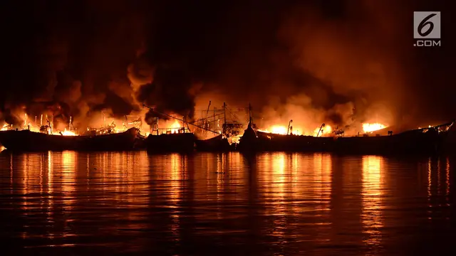 Belasan Kapal Nelayan Terbakar Dilahap Si Jago Merah