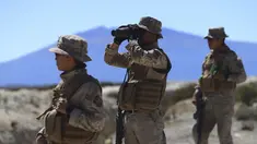 Tentara Chile berpatroli di dekat Colchane, Chili, Rabu, 1 Maret 2023. Pemerintah Chile mengerahkan pasukan ke perbatasannya dengan Peru dan Bolivia untuk mencoba dan membendung peningkatan imigrasi ilegal di tengah reaksi yang meningkat terhadap pendatang baru. (AP Photo/Ignacio Munoz)