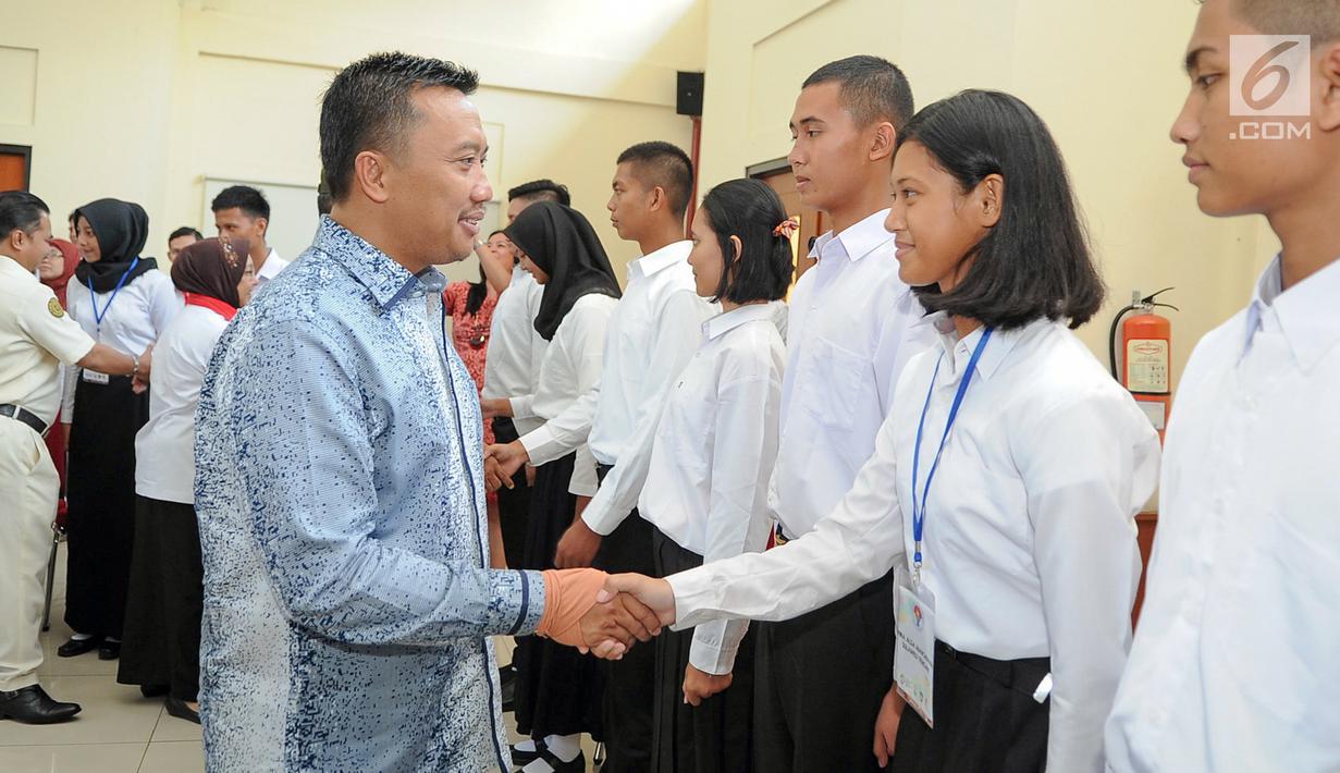 Menpora Imam Nahrawi menyalami calon Paskibraka Nasional 2017 usai pembukaan Pemusatan Pendidikan dan Pelatihan (Pusdiklat) di PP-PON Cibubur, Jakarta, Rabu (26/7). Pusdiklat Paskibraka Nasional 2017 dibuka oleh Menpora. (Liputan6.com/Yoppy Renato)