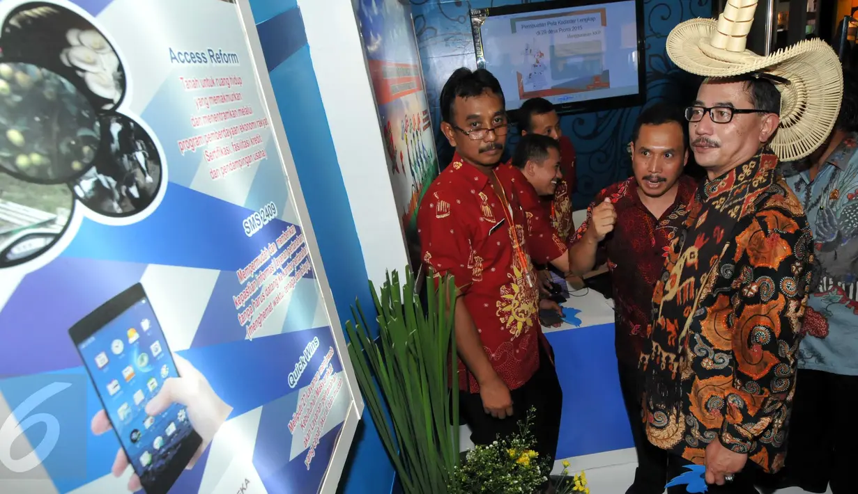 Menteri Agraria dan Tata Ruang, Ferry Mursidan Baldan meninjau stand pameran pertanahan di Senayan, Jakarta, Jumat (6/11). Pameran dalam rangka perayaan hari Agraria dan Tata Ruang ini digelar hingga 8 November mendatang. (Liputan6.com/Helmi Afandi)