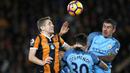6. Bek Hull, Michael Dawson, duel udara dengan pemain Manchester City pada laga Premier League di Stadion Kingston Communications, Inggris, Selasa (27/12/2016). (Reuters/Scott Heppell) 