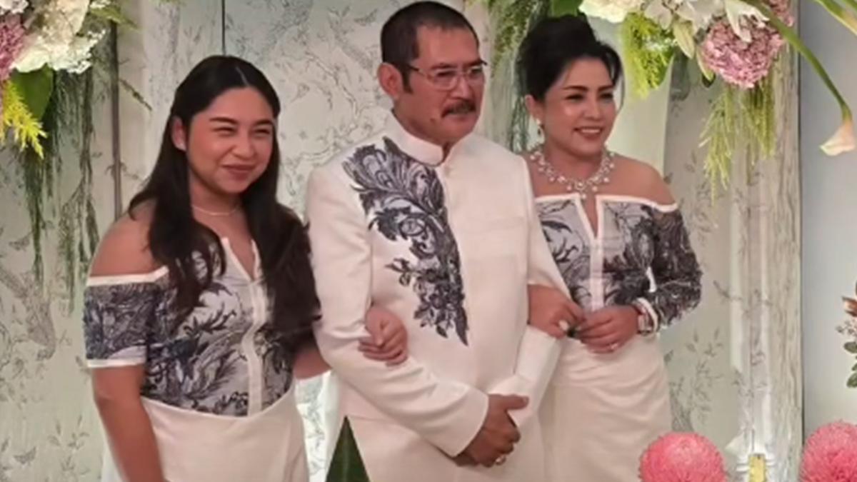 6 Detail Outfit Couple Mayangsari dan Khirani di Anniversary Pernikahan ke-25