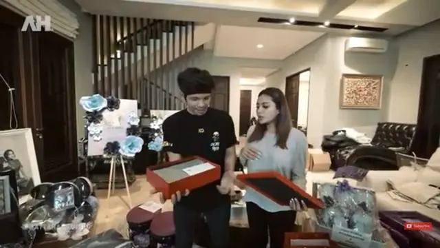 Atta Halilintar dan Aurel Hermansyah membuka kado dari Iriana Jokowi