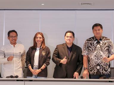 Ketua Umum PSSI, Erick Thohir (tengah kanan) berfoto bersama dengan personel Satgas Independen Antimafia Bola Indonesia yang diisi oleh Ardan Adiperdana (kiri), Akmal Marhali (kedua kiri), Najwa Shihab (tengah kiri), dan Maruarar Sirait (kedua kanan) setelah pengumuman Satgas Independen Antimafia Bola Indonesia di Menara Danareksa, Jakarta Pusat, Rabu (20/09/2023). (Bola.com/Bagaskara Lazuardi)