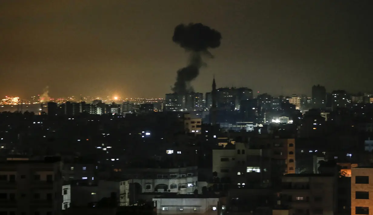 Asap tebal terlihat membubung setelah serangan udara Israel di Kota Gaza 15/1/2020). Israel dilaporkan menargetkan beberapa situs militer Hamas di Jalur Gaza utara setelah mengklaim bahwa gerilyawan Palestina telah menembakkan empat roket ke Israel selatan. (AFP/Mahmud Hams)