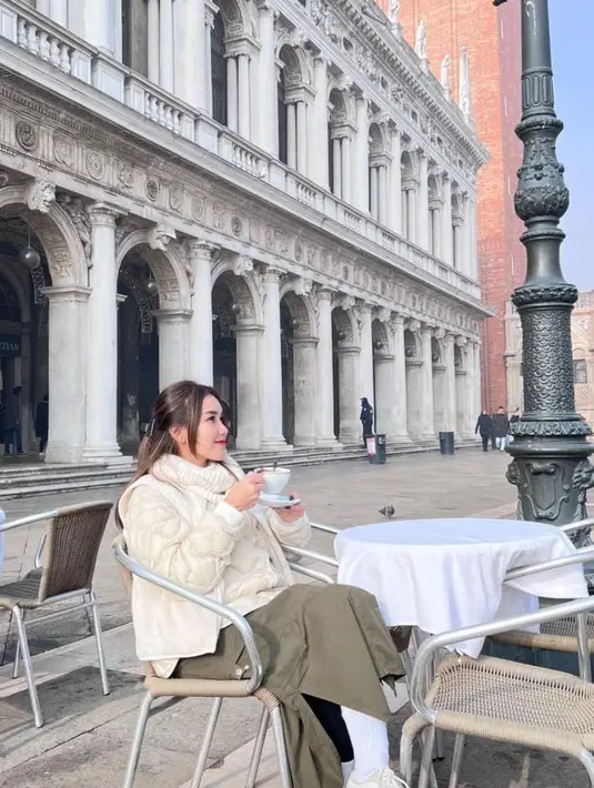 Dia pun membagikan momen liburannya yang sangat seru [instagram/ayutingting92]