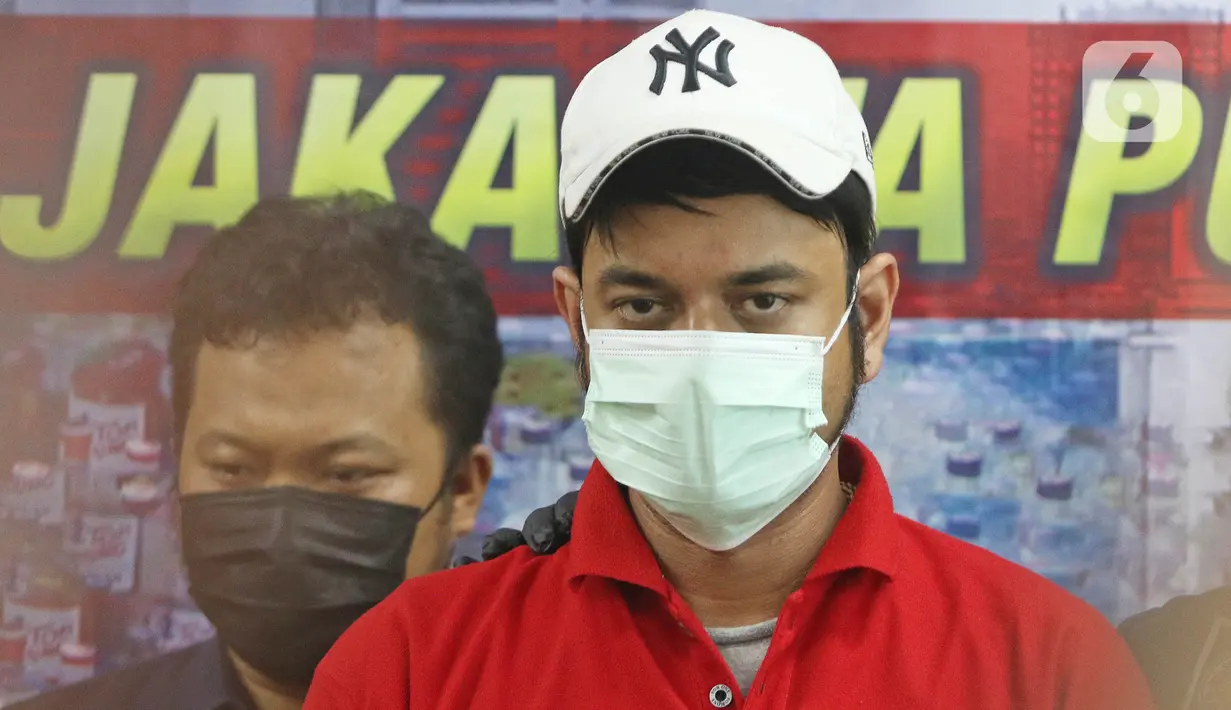 Artis peran Rio Reifan dihadirkan dalam rilis kasus narkoba di Polres Metro Jakarta Pusat, Rabu (21/4/2021). Ditangkap pada Senin, 19 April 2021, ini merupakan kali keempat Rio Reifan berurusan dengan polisi karena kasus narkoba. (Liputan6com/Herman Zakharia)