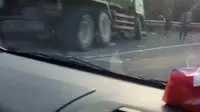 Tabrakan Truk Muatan Besi Warnai Lalu Lintas Ibukota Pagi Ini