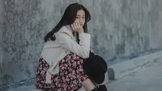 Penyanyi asal Malang ini memang sering kali tampil santai, namun tetap anggun. Menggunakan pakaian dengan corak bunga berwarna merah, dan jaket berwarna krem membuatnya terlihat menawan. Rambutnya yang lurus melengkapi penampilan anggunnya. (Liputan6.com/IG/@keisyalevronka)