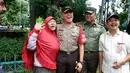 Kapolda Metro Jaya Irjen Pol M Iriawan bersama Pangdam Jaya Mayjen Teddy Lhaksmana berfoto bersama warga di TPS 4 Gambir, Jakarta Pusat, Rabu (15/2). Kapolda bersama Pangdam memantau pelaksanaan Pilkada DKI 2017di sejumlah TPS. (Dok. Istimewa)