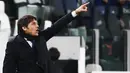 Pelatih Inter Milan, Antonio Conte menginstruksikan pemainnya saat bertanding melawan Juventus pada pertandingan leg kedua babak semifinal Coppa Italia di Turin Allianz Stadium, Italia, Rabu (10/2/2021). Meski imbang, Juventus unggul agregat gol (2-1) dari leg satu. (Marco Alpozzi/LaPresse via AP)