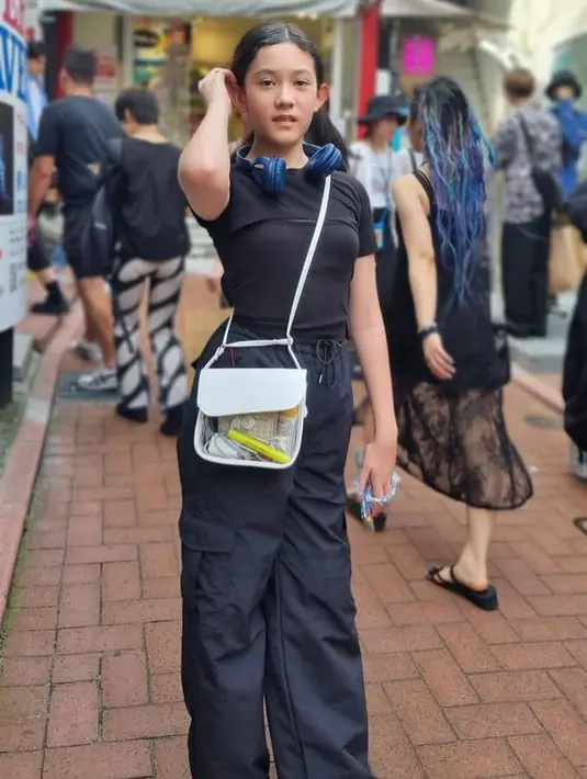 Nafa bersama putrinya, Mikha dan mantan suaminya sedang menikmati liburan di Jepang. Dalam unggahannya, Nafa membagikan potret anak cantiknya yang disebut sebagai Jisoo Indonesia. [Instagram/nafaurbach]