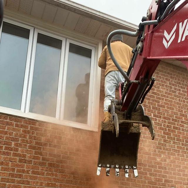 6 Potret Aksi Orang Perbaiki Sesuatu di Ketinggian Ini Bikin Deg-degan