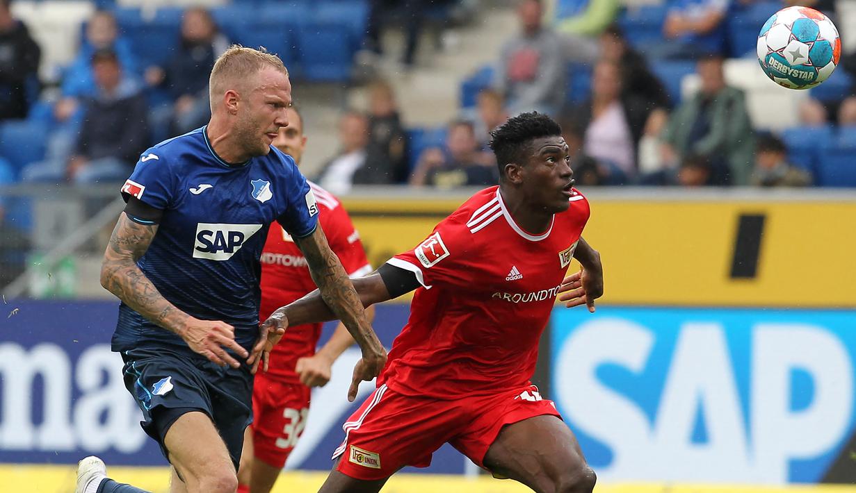 Taiwo Awoniyi (kanan). Striker Union Berlin asal Nigeria berusia 24 tahun ini telah mencetak 12 gol dari total 17 laga musim ini. Rinciannya adalah 7 gol di Liga Jerman, 2 gol di UEFA Conference League, 2 gol di Kualifikasi Liga Champions dan 1 gol di DFB-Pokal. (AFP/Daniel Roland)