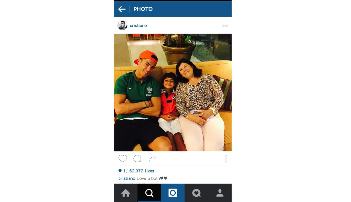 Cristiano Ronaldo saat bersama anak dan ibunya. (Instagram/CristianoRonaldo)