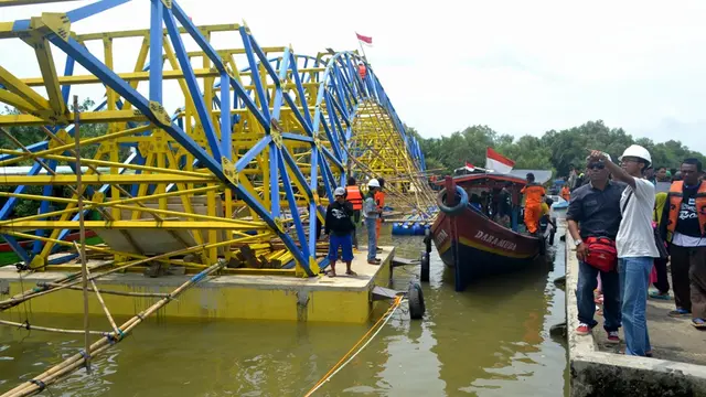 Perakitan jembatan apung di Desa Ujung Gagak, Kampung Laut, Cilacap, November 2016. (Foto: Liputan6.com/Muhamad Ridlo)