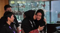 Lama tak berjumpa, Nurlatifah mencium putrinya usai menjalani pemeriksaan di gedung KPK, Jakarta, Selasa (23/9). (Liputan6.com/Miftahul Hayat)