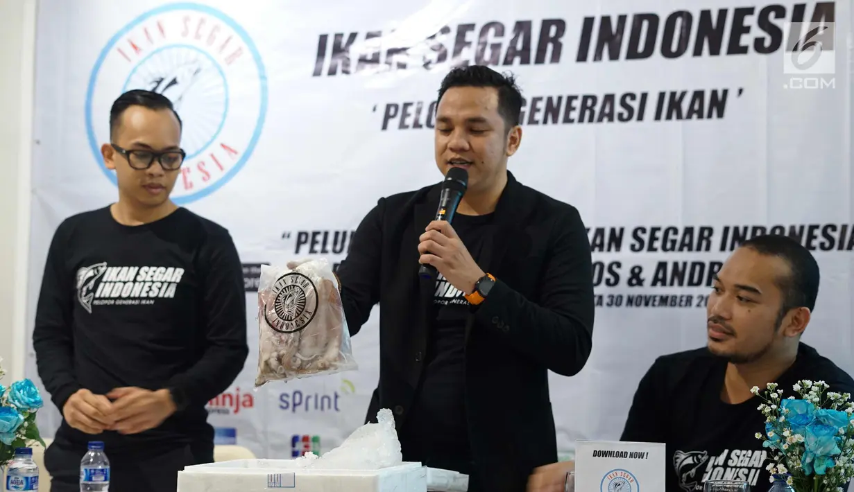 Pendiri Ikan Segar Indonesia, Ronald (kiri), Catur (tengah) serta Rachmat Ferdiansyah selaku Commerce Director saat menunjukan kemasan Ikan Segar Indonesia di Jakarta, Kamis (30/11). (Liputan6.com/Pool/Ridho)