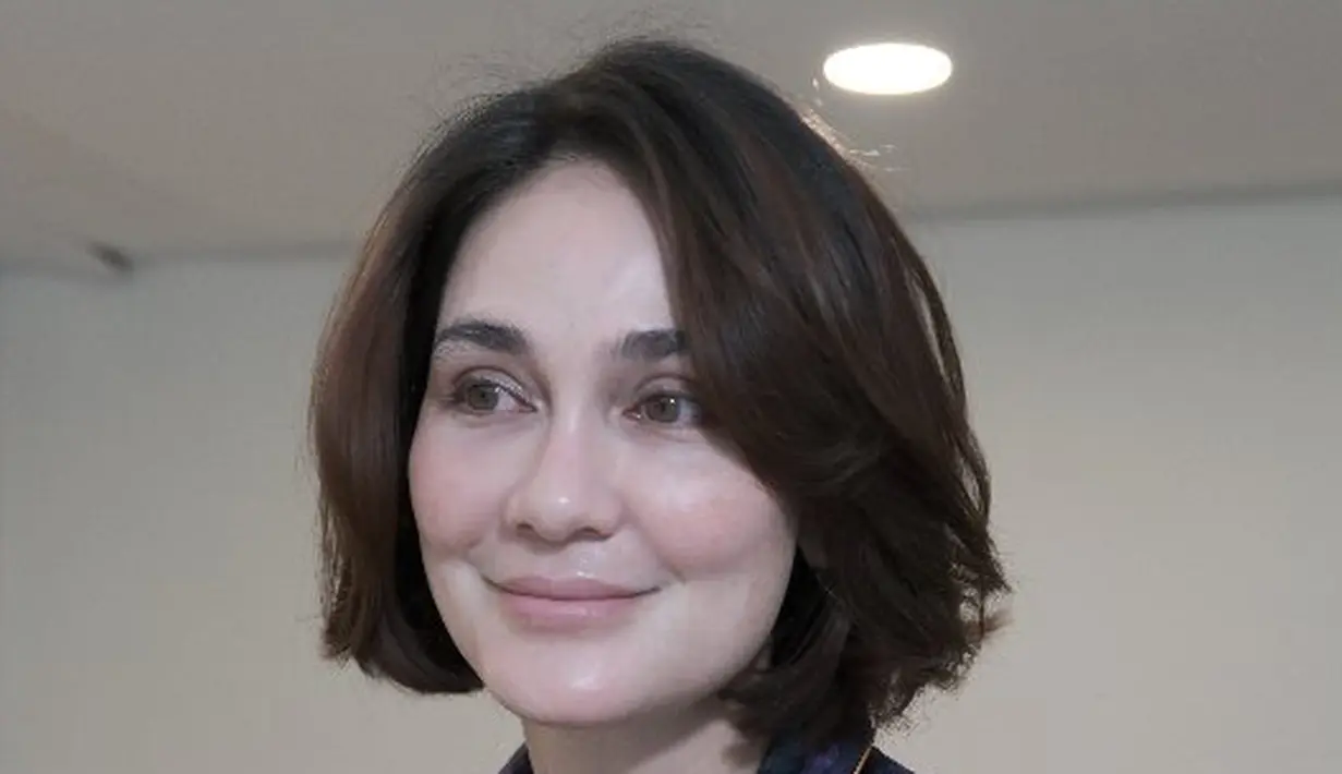Luna Maya mengakhiri 2025 dengan memangkas rambut menjadi sangat pendek. Selain ngaku untuk buang sial, bagi Luna Maya rambut pendek bebas ribet. (Foto: Dok. Instagram @lunamaya)