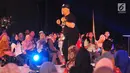 Pemain Warkop DKI Reborn: Jangkrik Boss Part 2, Indro warkop beraksi di atas panggung selama acara Emtek Goes to Campus 2017 di Universitas Airlangga, Surabaya, Jatim, Rabu (13/9). (Liputan6.com/Helmi Afandi)