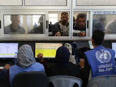 Warga Palestina mengantre untuk mendapatkan obat-obatan di Pusat Kesehatan Jepang-UNRWA di Khan Yunis, Jalur Gaza selatan pada 29 Oktober 2024. (BASHAR TALEB/AFP)