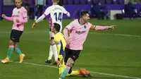 Bintang Barcelona Lionel Messi mencetak gol ketiga timnya pada pertandingan Liga Spanyol lawan Valladolid di stadion Jose Zorrilla di Valladolid, Spanyol, Selasa 22 Desember 2020. (Cesar Manso / Pool via AP)