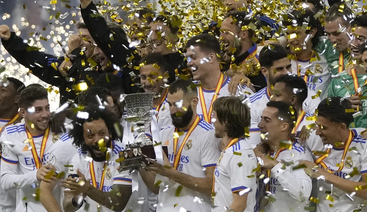 Keberhasilan Real Madrid menjadi juara Piala Super Spanyol menjadi bukti terbaru sentuhan magis Ancelotti. Gelar juara Piala Super Spanyol terasa berharga bagi Ancelotti lantaran menjadi jenis trofi pertama sang pelatih. (AP Photo/Hassan Ammar)